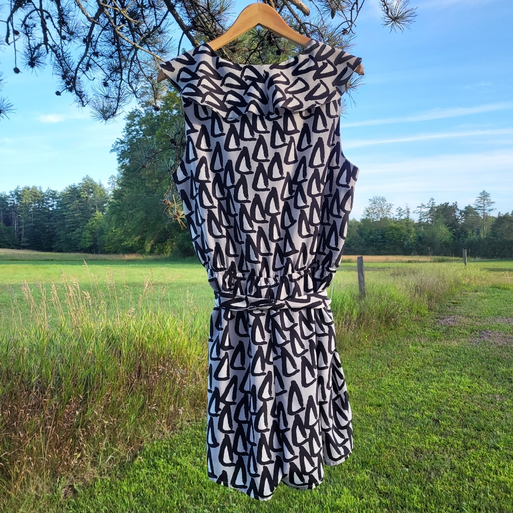 BCBGeneration belted black grey white Triangle print ruffled sleeveless romper - Picture 4 of 9